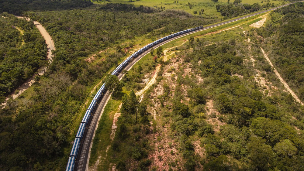 Trem andando na ferrovia vista de cima | Rumo