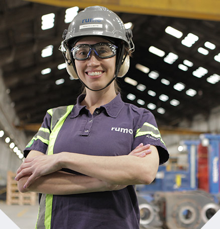 Mulher de capacete de segurança sorrindo